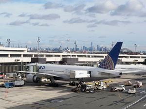 Plane lands safely in Newark after bathroom mirror threat, United says